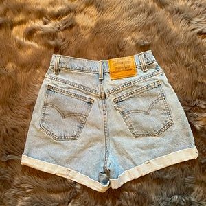 Levi Classic Fit Shorts Size 7